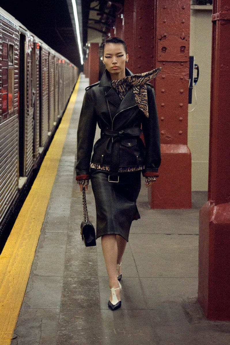 ЖЕНСКАЯ КОЖАНАЯ КУРТКА CHANEL ЧЕРНАЯ ЖЕНСКАЯ КОЖАНАЯ КУРТКА CHANEL ЧЕРНАЯ
