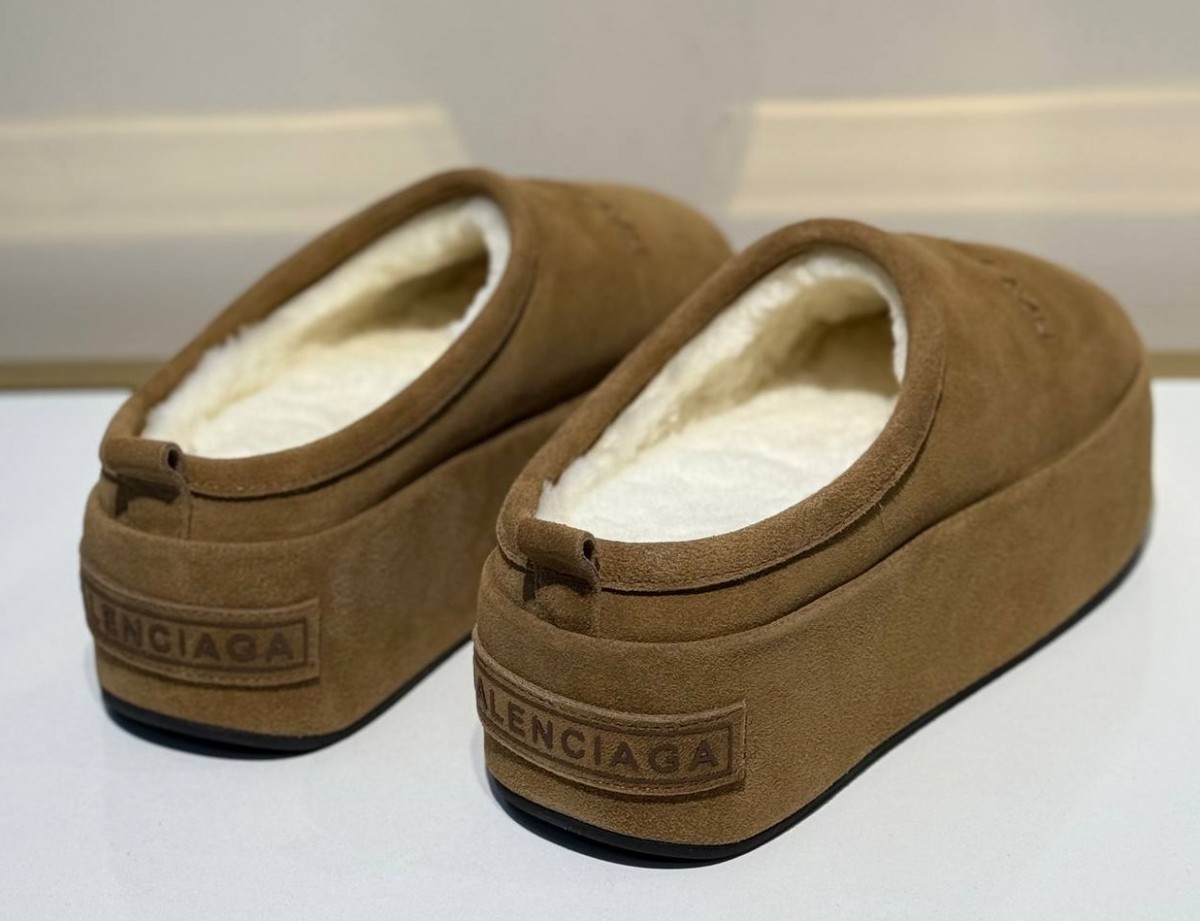 ЖЕНСКИЕ ЗАМШЕВЫЕ МЮЛИ BALENCIAGA КОРИЧНЕВЫЕ С МЕХОМ ЖЕНСКИЕ ЗАМШЕВЫЕ МЮЛИ BALENCIAGA КОРИЧНЕВЫЕ С МЕХОМ