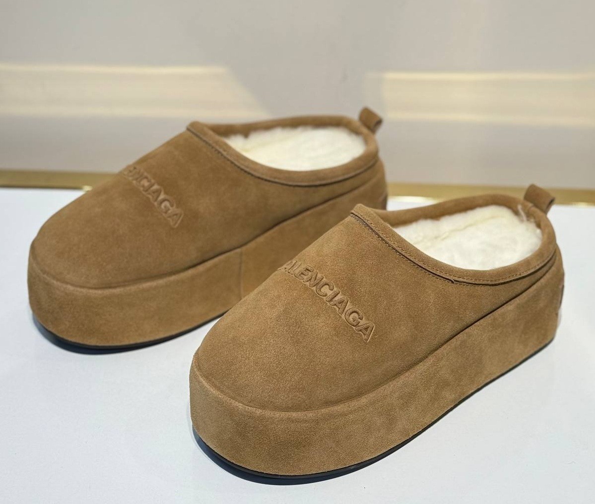 ЖЕНСКИЕ ЗАМШЕВЫЕ МЮЛИ BALENCIAGA КОРИЧНЕВЫЕ С МЕХОМ ЖЕНСКИЕ ЗАМШЕВЫЕ МЮЛИ BALENCIAGA КОРИЧНЕВЫЕ С МЕХОМ