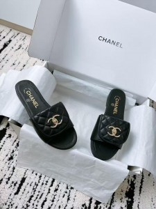 Женские шлепанцы Chanel