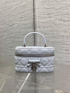 ЖЕНСКАЯ КОСМЕТИЧКА CHRISTIAN DIOR БЕЛАЯ