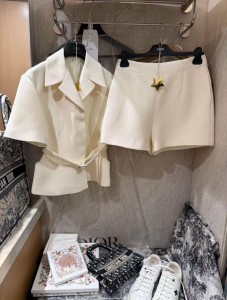 ЖЕНСКИЙ КОСТЮМ С ШОРТАМИ CHRISTIAN DIOR БЕЛЫЙ