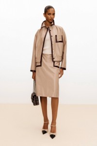ЖЕНСКИЙ КОЖАНЫЙ КОСТЮМ CHANEL БЕЖЕВЫЙ
