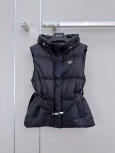 ЖЕНСКАЯ ЖИЛЕТКА PRADA ЧЕРНАЯ