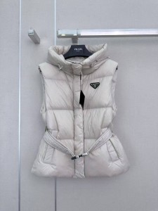 ЖЕНСКАЯ ЖИЛЕТКА PRADA БЕЛАЯ