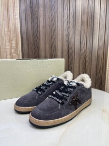 ЖЕНСКИЕ ЗАМШЕВЫЕ КЕДЫ С МЕХОМ GOLDEN GOOSE