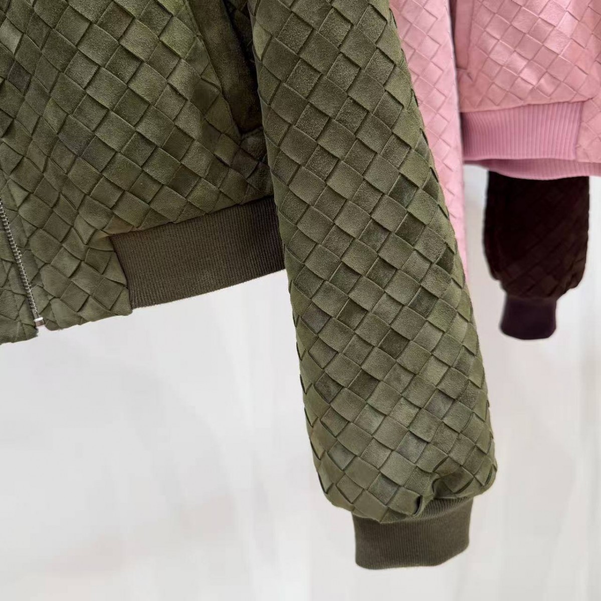 ЖЕНСКАЯ ЗАМШЕВАЯ КУРТКА BOTTEGA VENETA ЗЕЛЕНАЯ ЖЕНСКАЯ ЗАМШЕВАЯ КУРТКА BOTTEGA VENETA ЗЕЛЕНАЯ