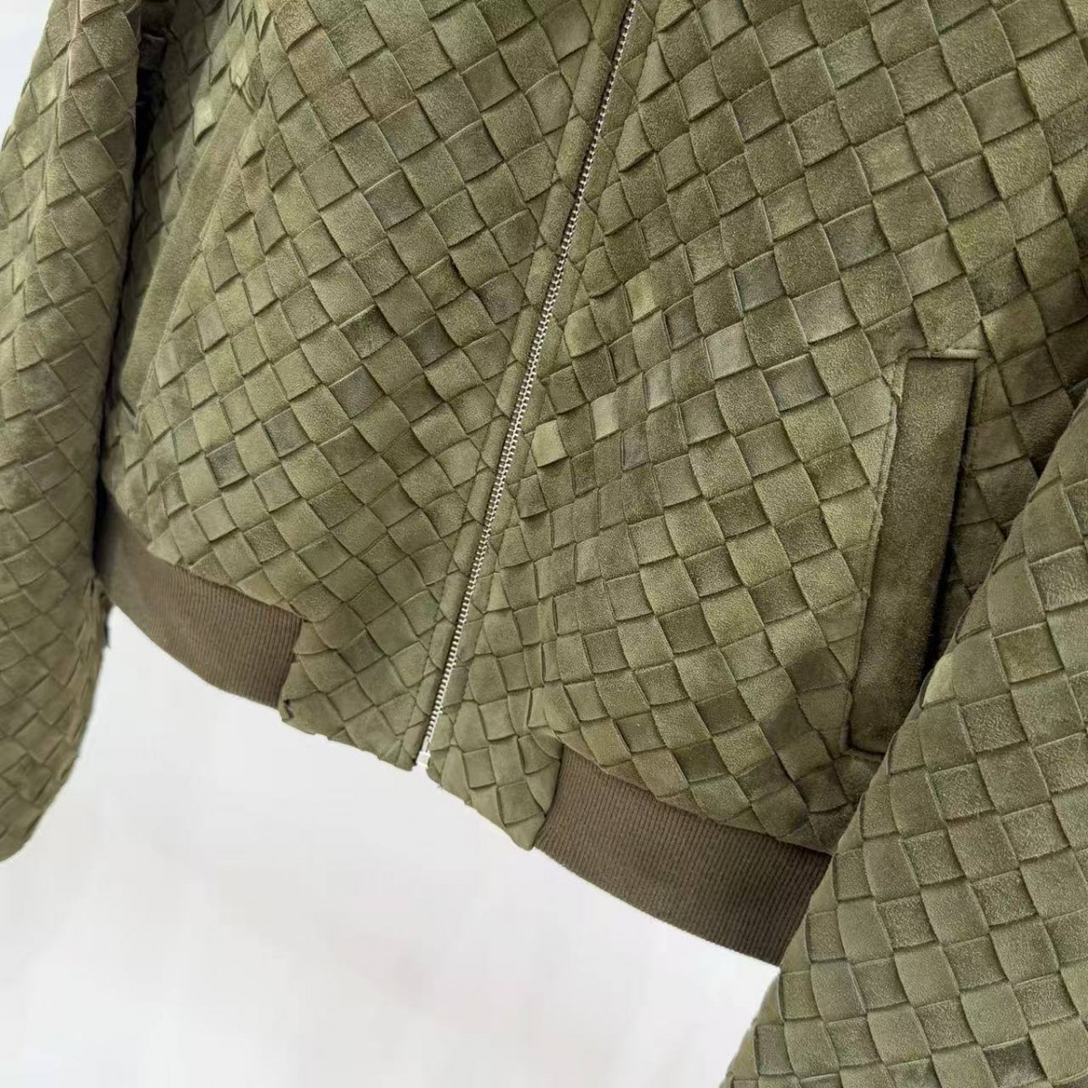 ЖЕНСКАЯ ЗАМШЕВАЯ КУРТКА BOTTEGA VENETA ЗЕЛЕНАЯ ЖЕНСКАЯ ЗАМШЕВАЯ КУРТКА BOTTEGA VENETA ЗЕЛЕНАЯ