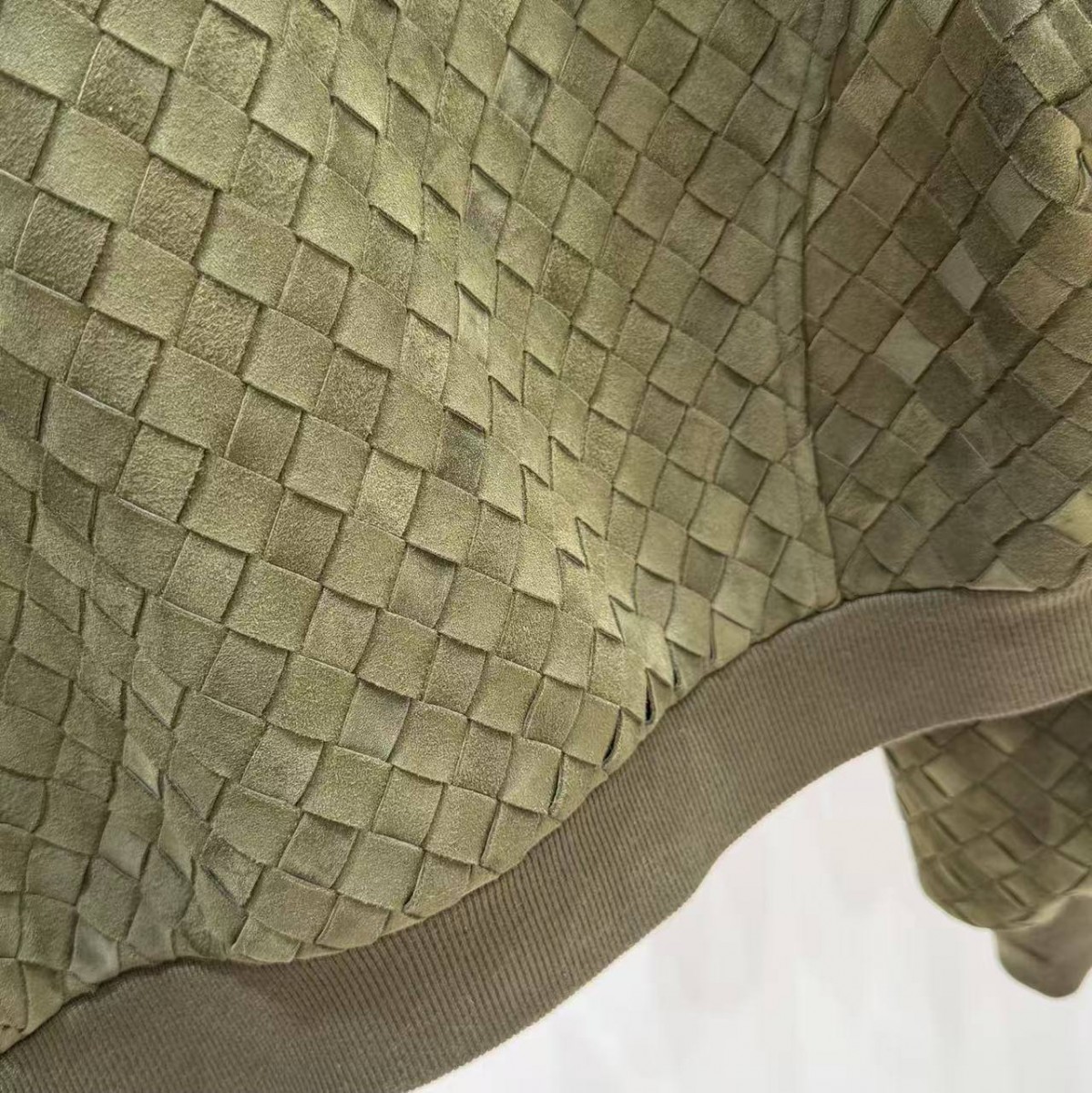 ЖЕНСКАЯ ЗАМШЕВАЯ КУРТКА BOTTEGA VENETA ЗЕЛЕНАЯ ЖЕНСКАЯ ЗАМШЕВАЯ КУРТКА BOTTEGA VENETA ЗЕЛЕНАЯ