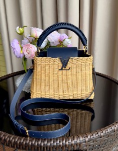 Сумка Louis Vuitton Capucines Bb
