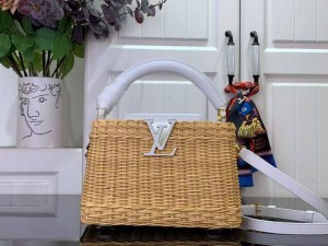 Сумка Louis Vuitton Capucines Mini