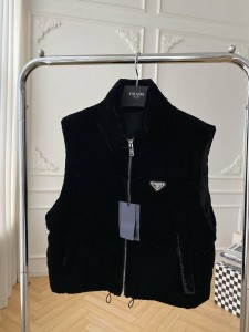 Жилетка Prada