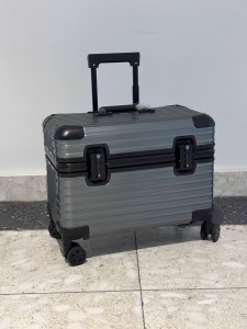 Чемодан ручной клади Rimowa
