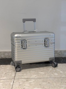 Чемодан ручной клади Rimowa