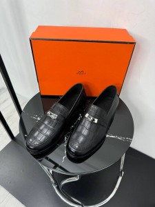 Крокодиловые лоферы Hermes