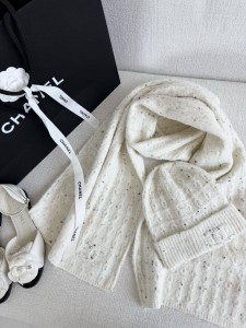 Комлект шапка и шарф Chanel Комлект шапка и шарф Chanel