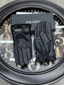 Перчатки Prada