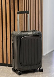 Чемодан ручной клади Rimowa
