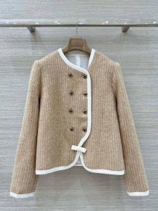 Женский костюм Chanel бежевый