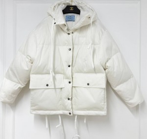 Женский пуховик Prada белый