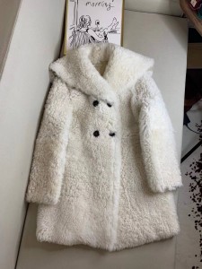 Женская шуба Celine белая