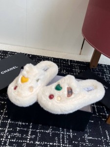 Шлепанцы на меху Chanel