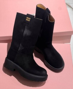 Женские черные замшевые женские сапоги Miu Miu
