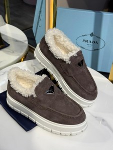 Женские меховые лоферы  Prada серые