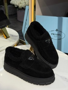 Женские меховые лоферы  Prada черные