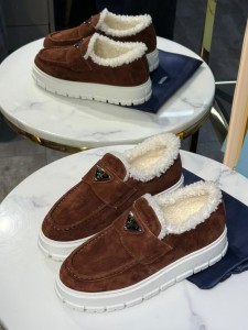 Женские меховые лоферы  Prada коричневые