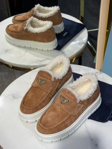 Женские меховые лоферы  Prada коричневые