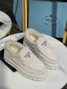 Женские меховые лоферы  Prada белые