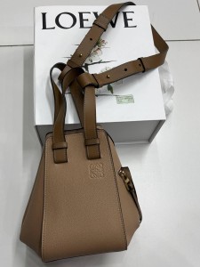 Женская сумка Loewe бежевая