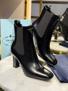 Женские ботильоны Prada черные