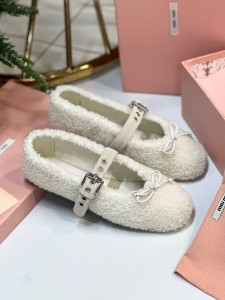 Женские меховые балетки Miu Miu белые