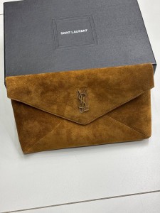Женская замшевая сумка клатч Saint Laurent коричневая