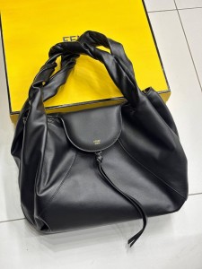 Женская сумка Fendi черная