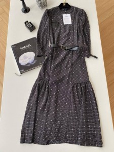 Женское платье Chanel серое