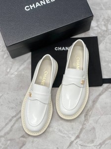 Женские лоферы Chanel белые