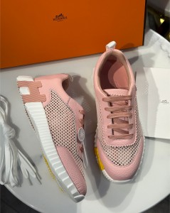 Женские кроссовки Hermes розовые