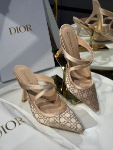 Женские босоножки Christian Dior бежевые