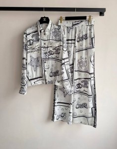 Женский шелковый костюм Chanel белый