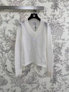 Женский свитер Chanel белый