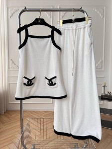 Женский костюм Chanel белый