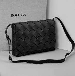 Мужская сумка мессенджер Bottega Veneta