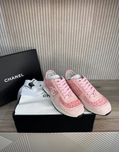 Женские кроссовки Chanel розовые