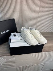 Женские кроссовки Chanel белые