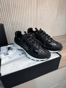 Женские кроссовки Chanel черные