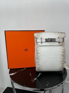 Сумка слинг Hermes из натуральной кожи крокодила Сумка слинг Hermes из натуральной кожи крокодила