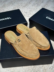 Женские замшевые мюли Chanel бежевые